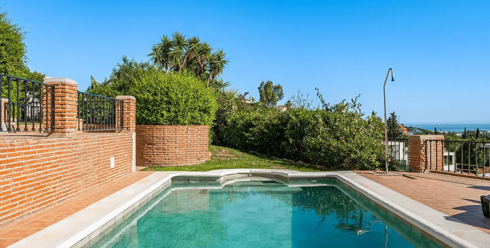 Sale of detached villa in Estepona 4
