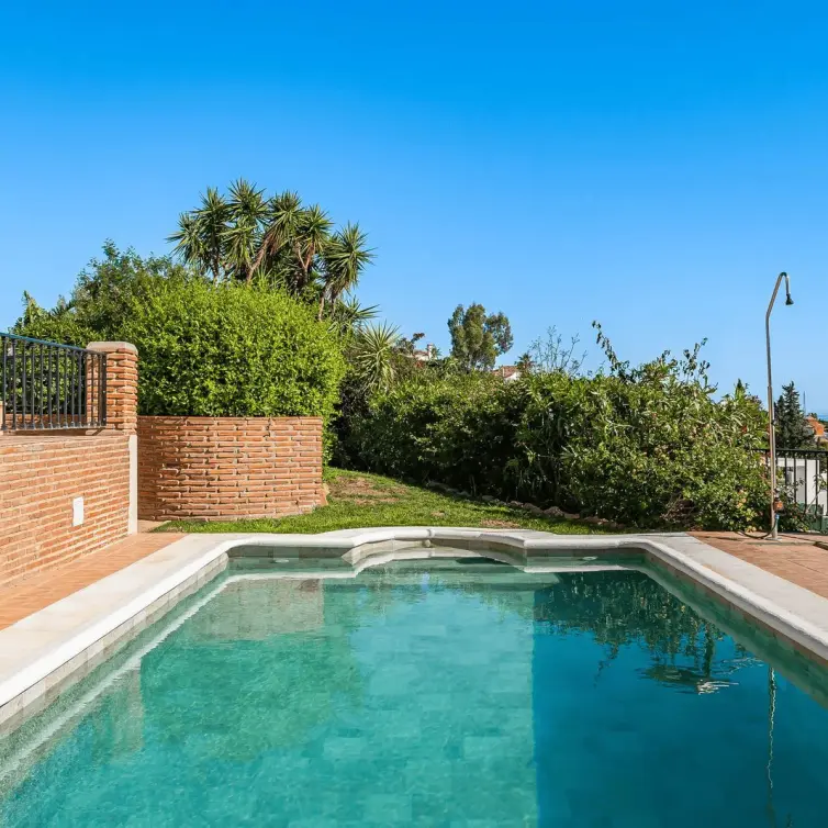 Sale of detached villa in Estepona