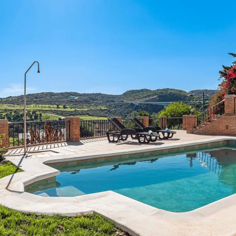 Sale of detached villa in Estepona