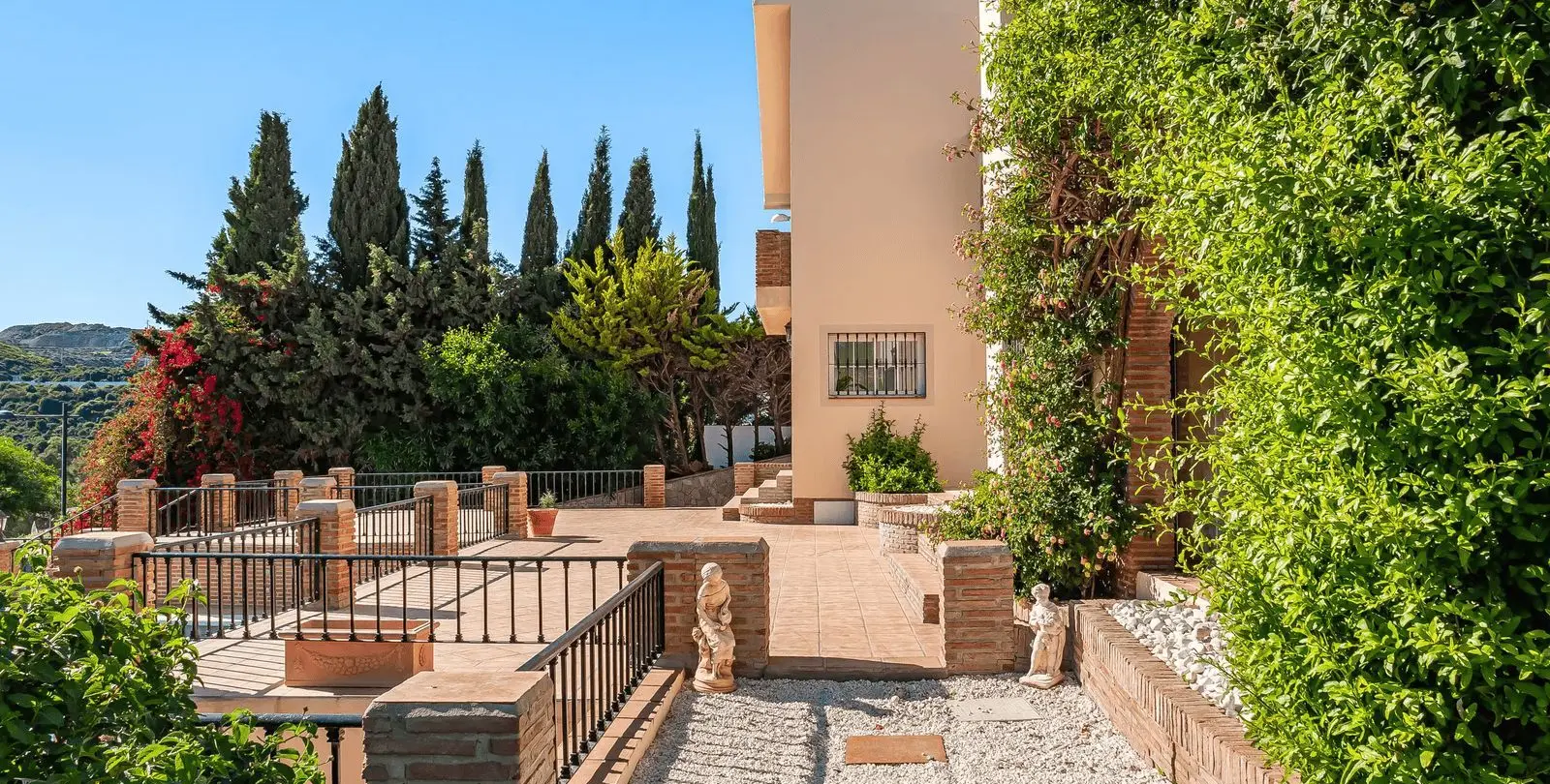 Sale of detached villa in Estepona 10