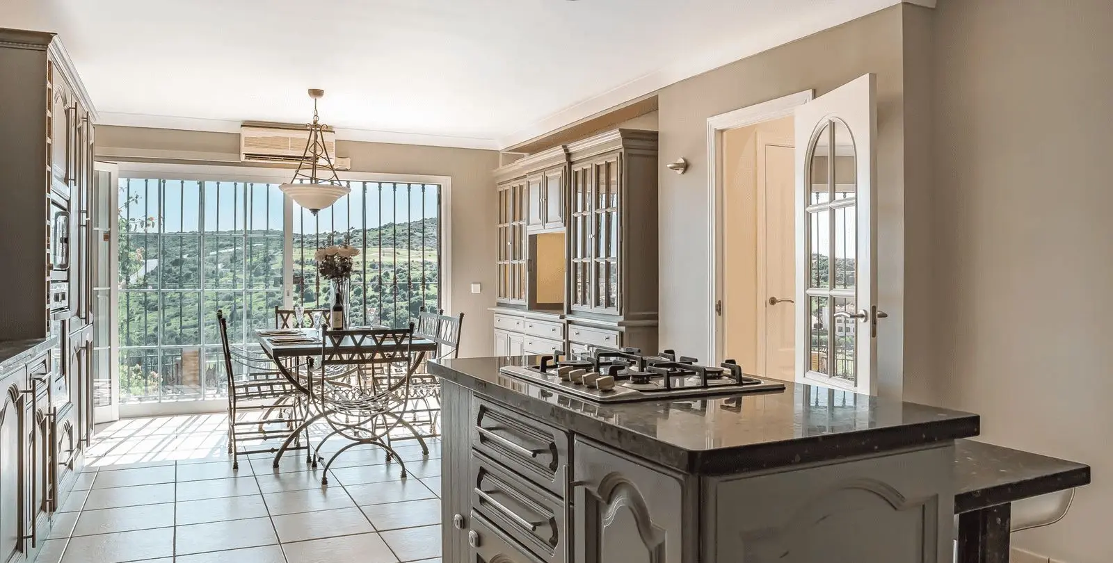 Sale of detached villa in Estepona 13