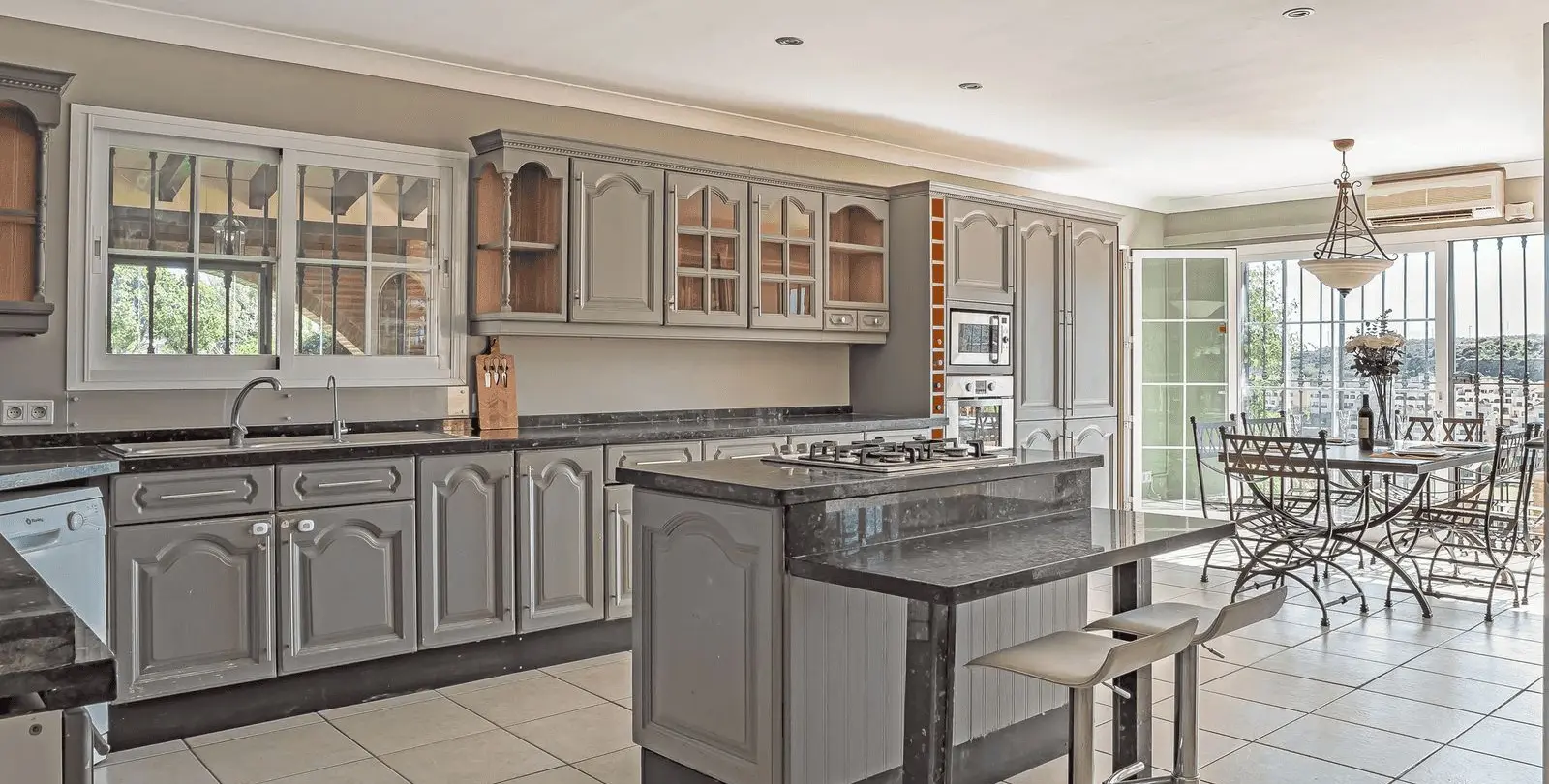 Sale of detached villa in Estepona 14