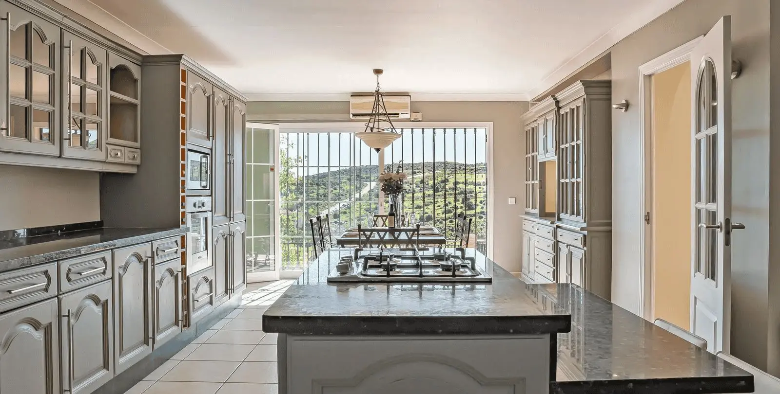 Sale of detached villa in Estepona 16