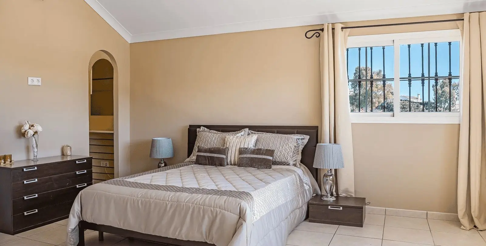 Sale of detached villa in Estepona 29