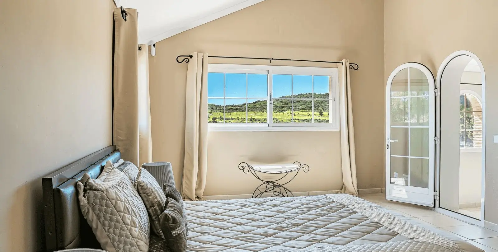 Sale of detached villa in Estepona 32