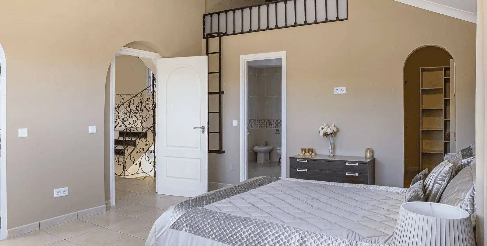 Sale of detached villa in Estepona 33