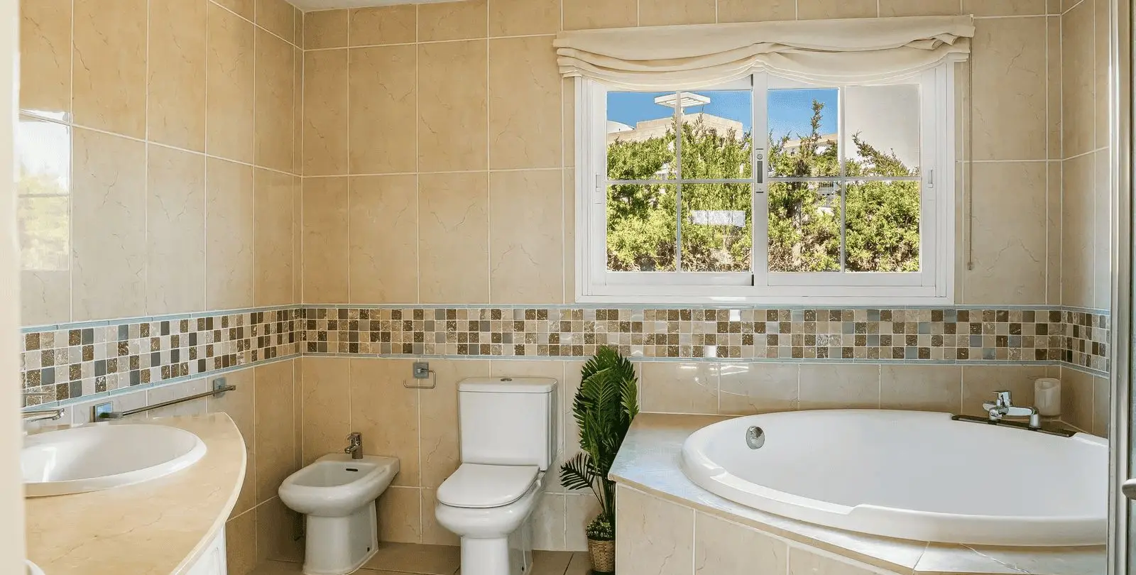 Sale of detached villa in Estepona 35