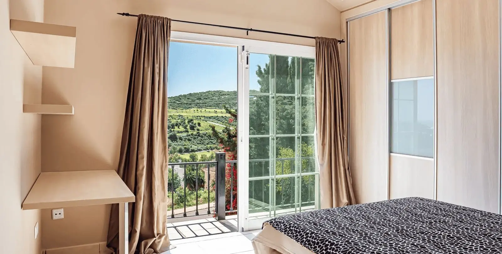 Sale of detached villa in Estepona 40