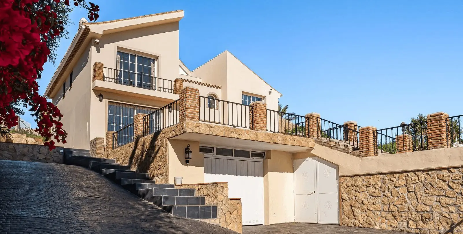 Sale of detached villa in Estepona 47