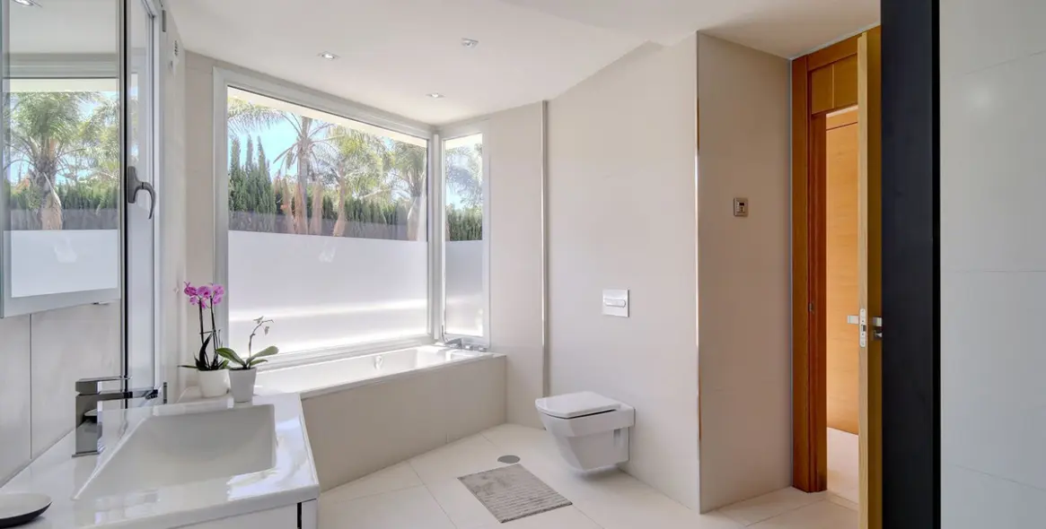 Venta de villa independiente en Nueva Andalucía 3