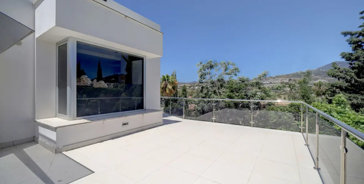 Venta de villa independiente en Nueva Andalucía 28