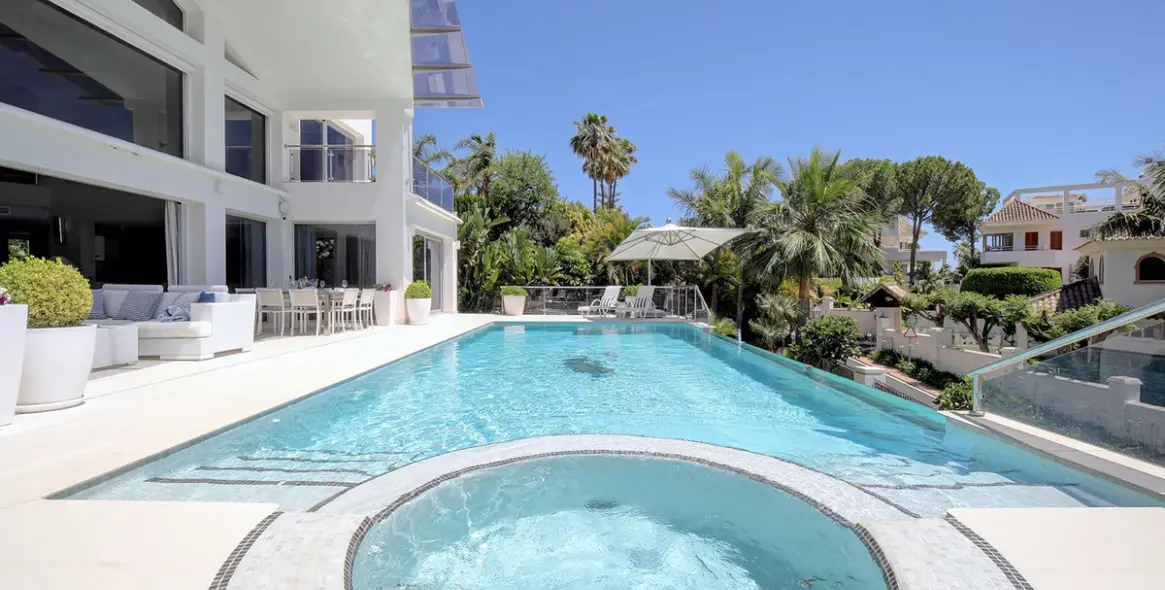 Venta de villa independiente en Nueva Andalucía 111