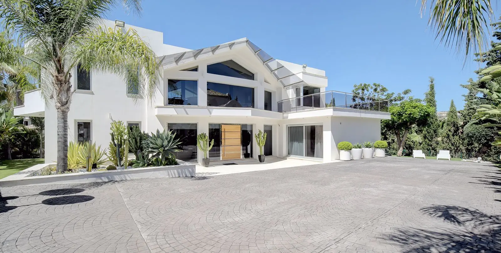 Sale of detached villa in Nueva Andalucía 1