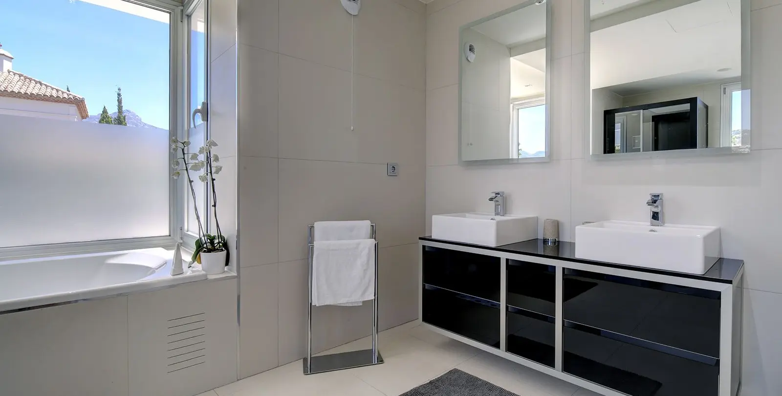 Sale of detached villa in Nueva Andalucía 17