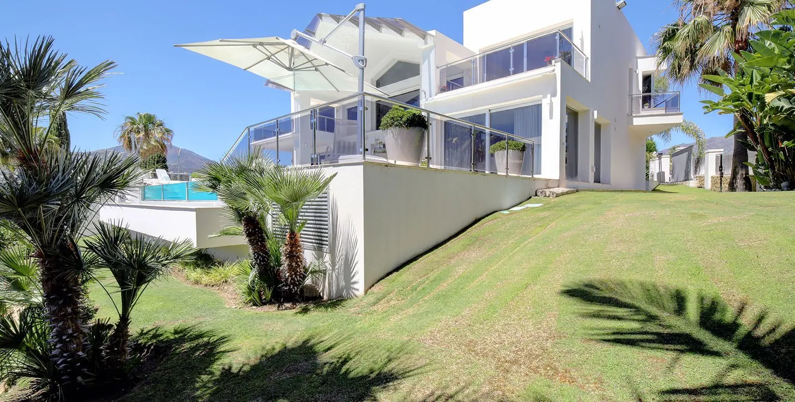 Sale of detached villa in Nueva Andalucía 90