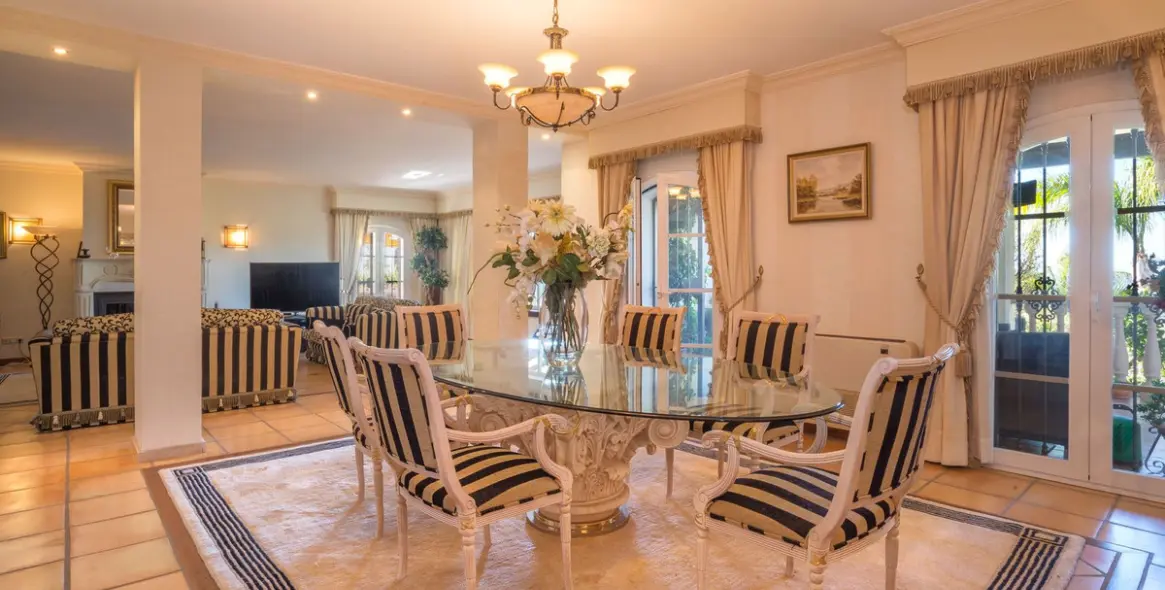 Venta de villa independiente en Altos de los Monteros 17