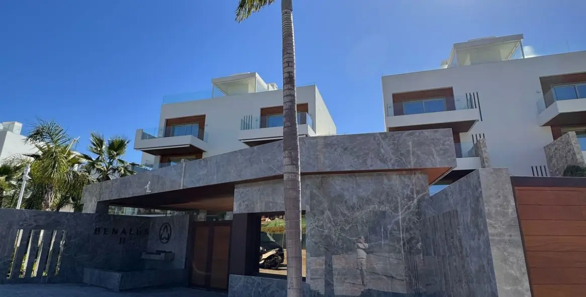 Venta de apartamento en planta baja en The Golden Mile 23