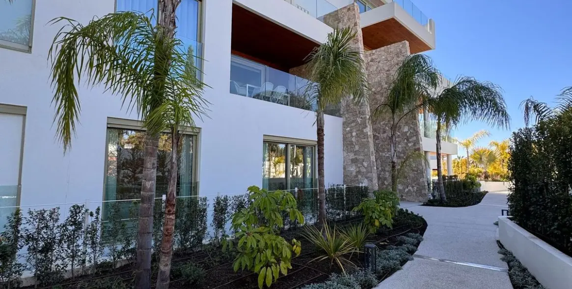 Venta de apartamento en planta baja en The Golden Mile 32