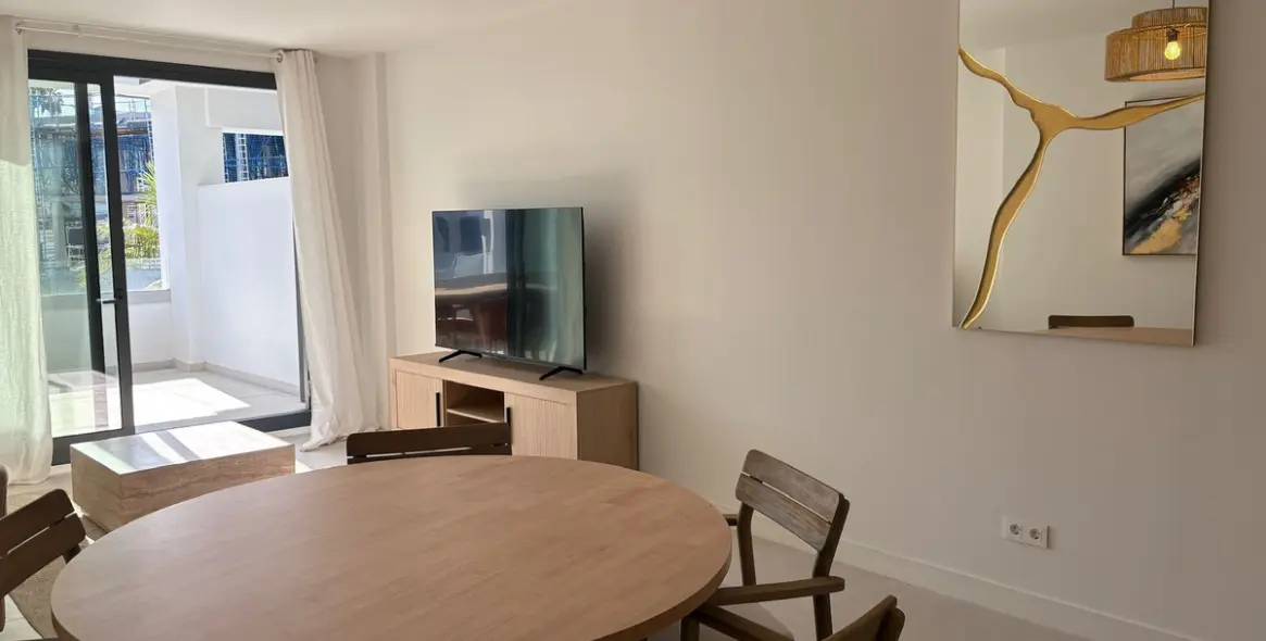 Short-term rent of middle floor apartment in Estepona 2