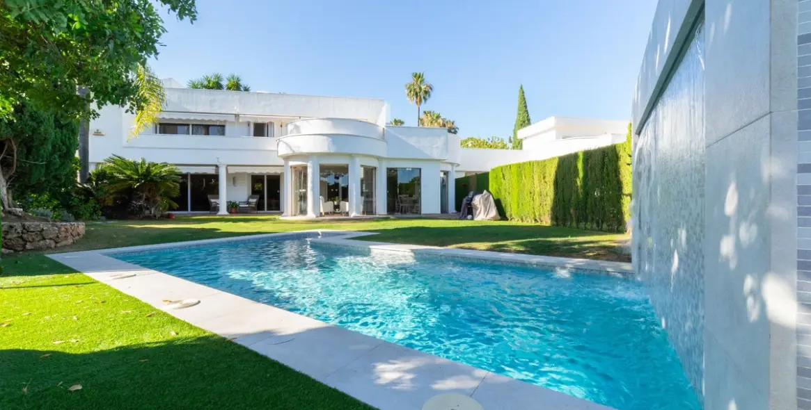 Long-term rent of detached villa in Nueva Andalucía 1