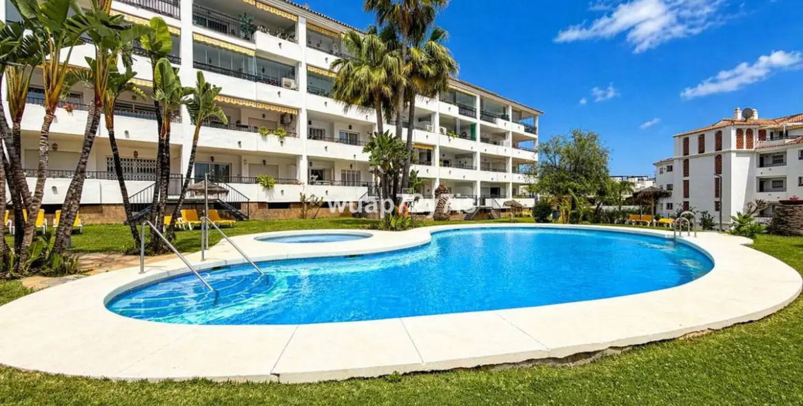 Venta de apartamento en planta media en Calahonda 1