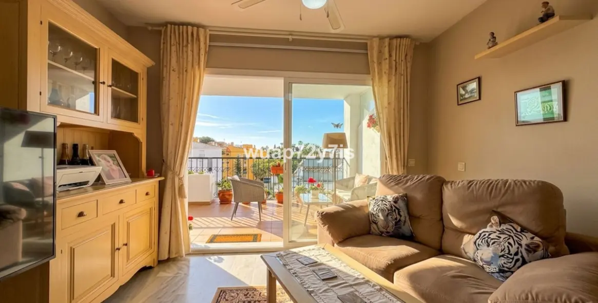 Venta de apartamento en planta media en Calahonda 2