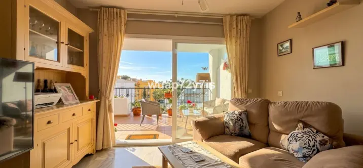 Venta de apartamento en planta media en Calahonda 1