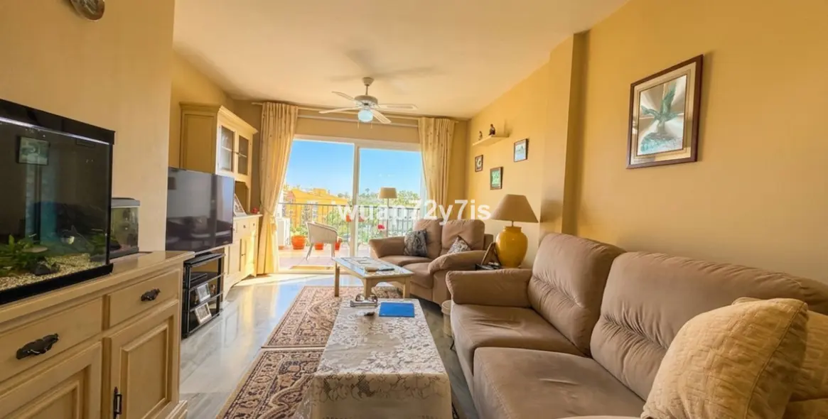Venta de apartamento en planta media en Calahonda 4