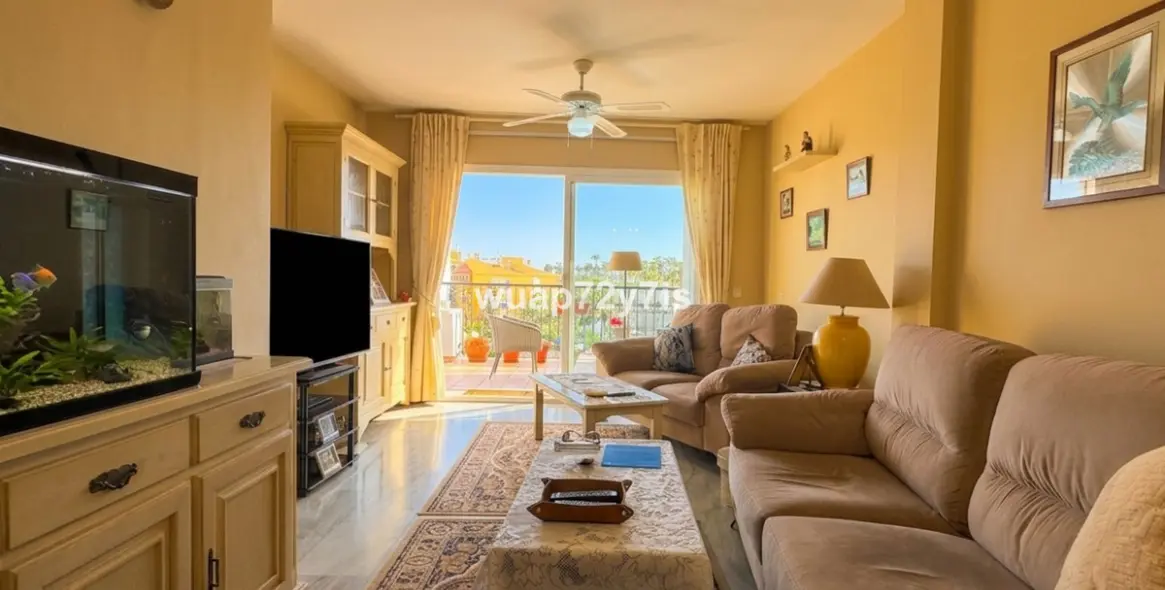 Venta de apartamento en planta media en Calahonda 5