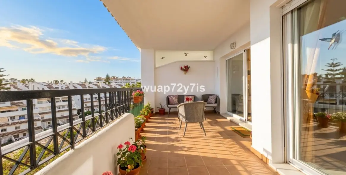 Venta de apartamento en planta media en Calahonda 6