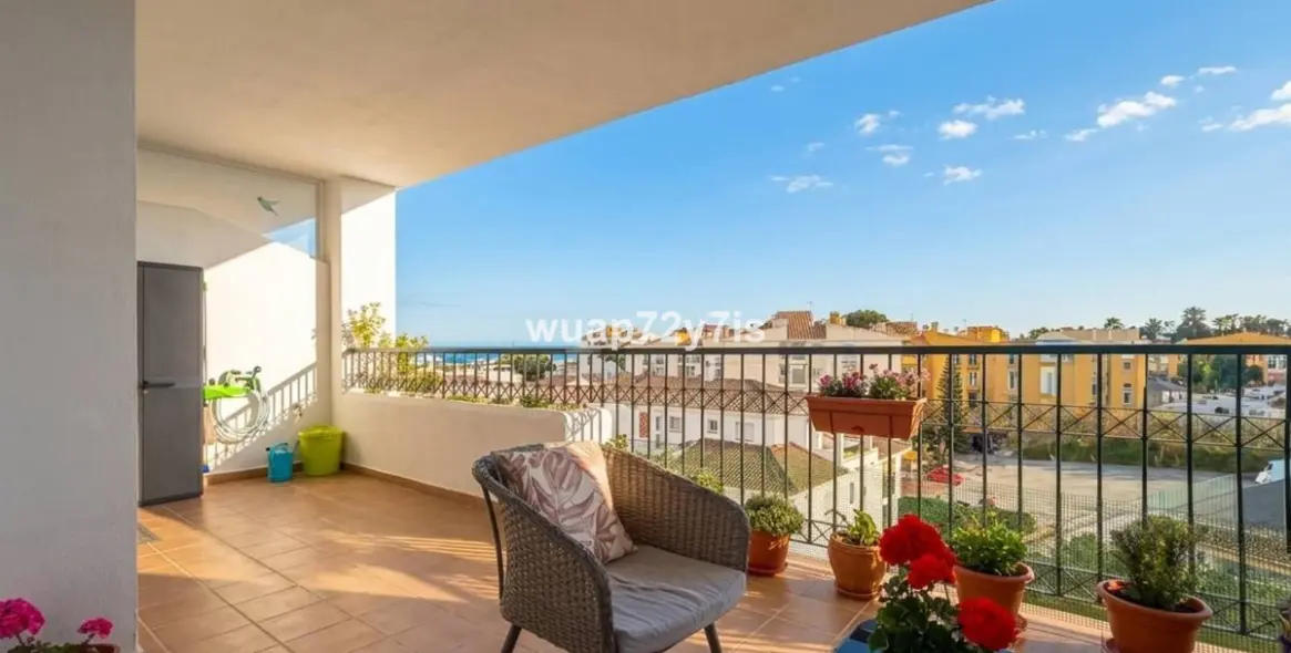 Venta de apartamento en planta media en Calahonda 8