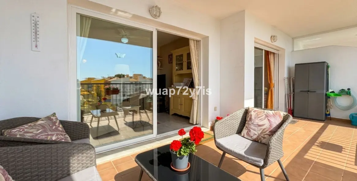 Venta de apartamento en planta media en Calahonda 10
