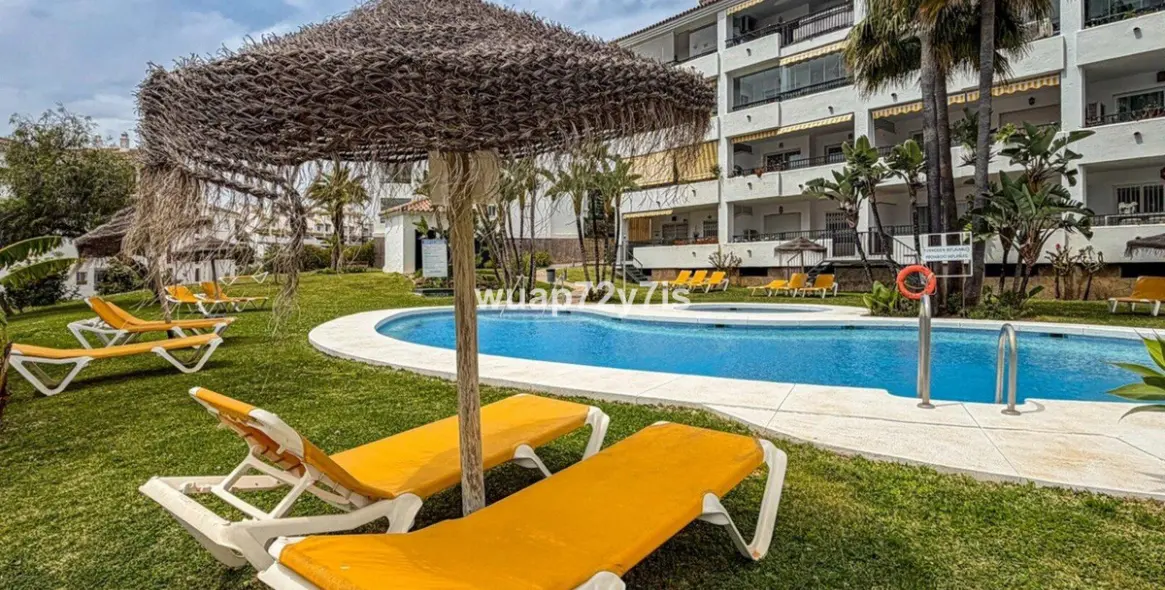 Venta de apartamento en planta media en Calahonda 11