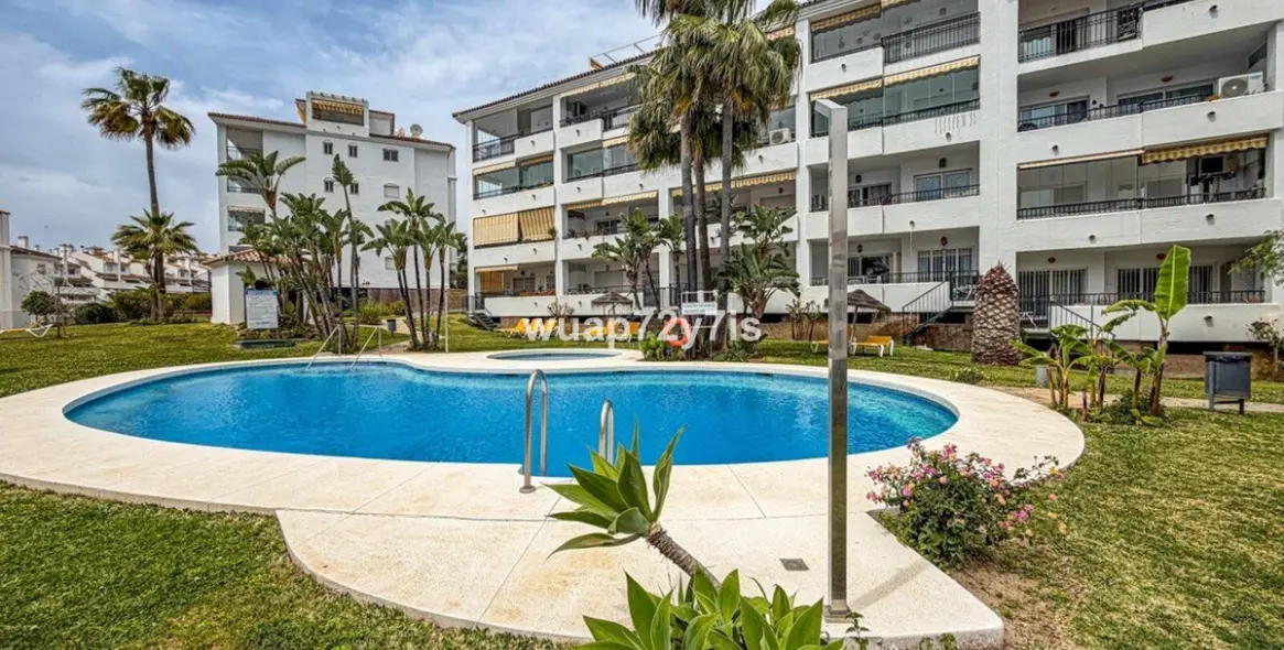 Venta de apartamento en planta media en Calahonda 12