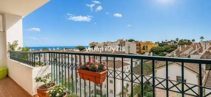 Sale of middle floor apartment in Calahonda 2