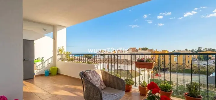 Sale of middle floor apartment in Calahonda 3