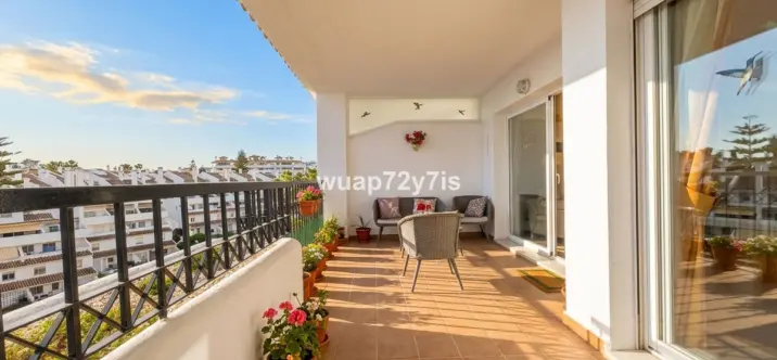 Sale of middle floor apartment in Calahonda 4