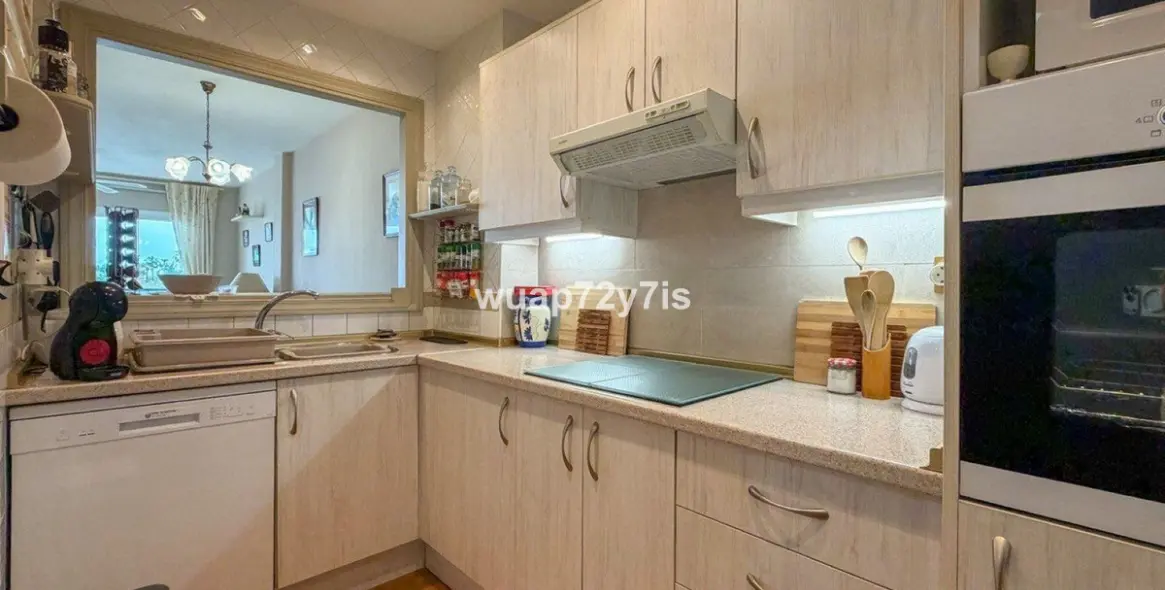 Venta de apartamento en planta media en Calahonda 8