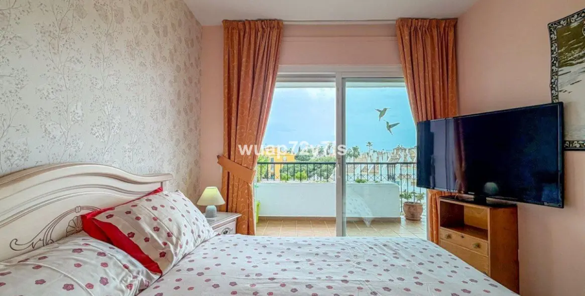 Venta de apartamento en planta media en Calahonda 11
