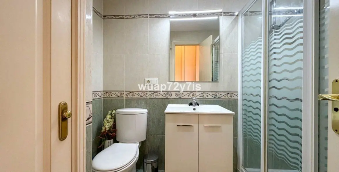 Venta de apartamento en planta media en Calahonda 13