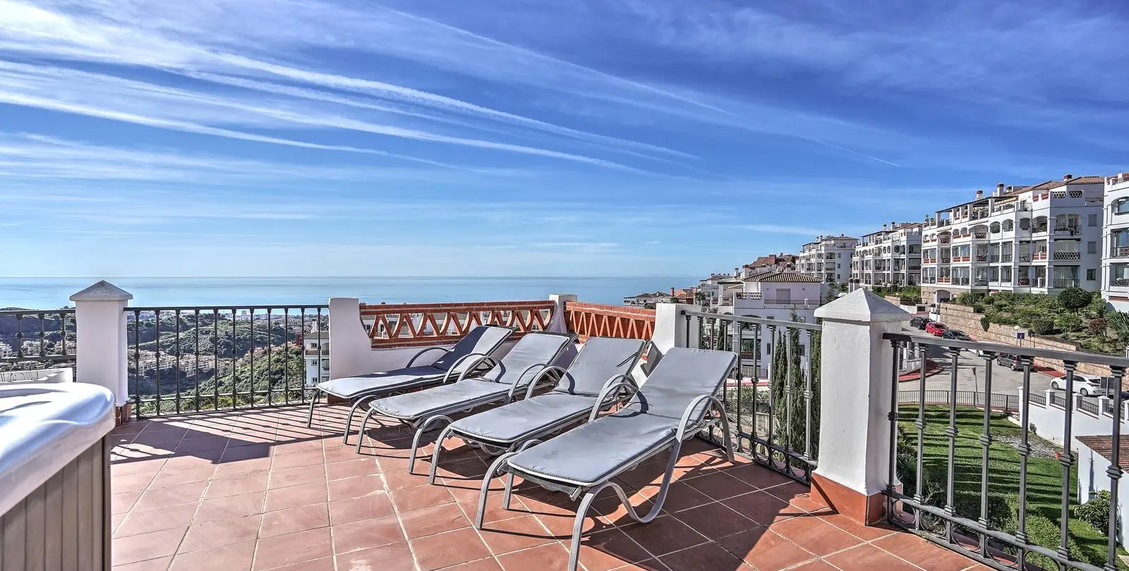 Sale of penthouse in Calahonda 1