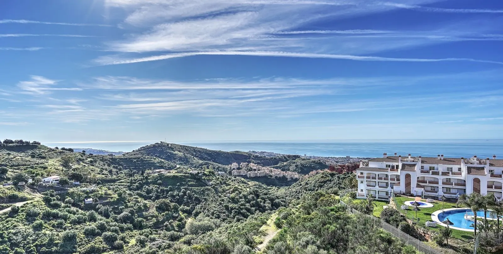 Sale of penthouse in Calahonda 2