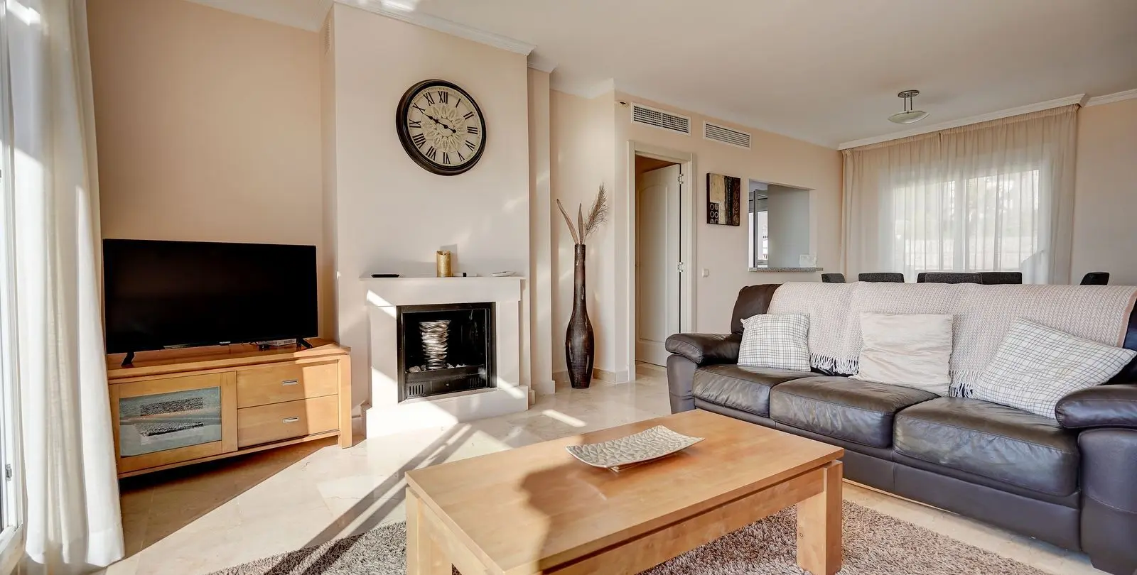 Sale of penthouse in Calahonda 4