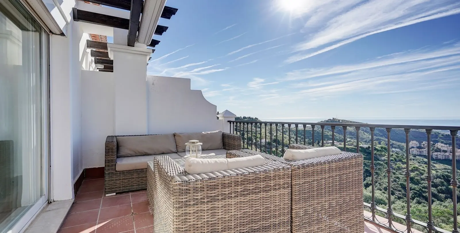 Sale of penthouse in Calahonda 7