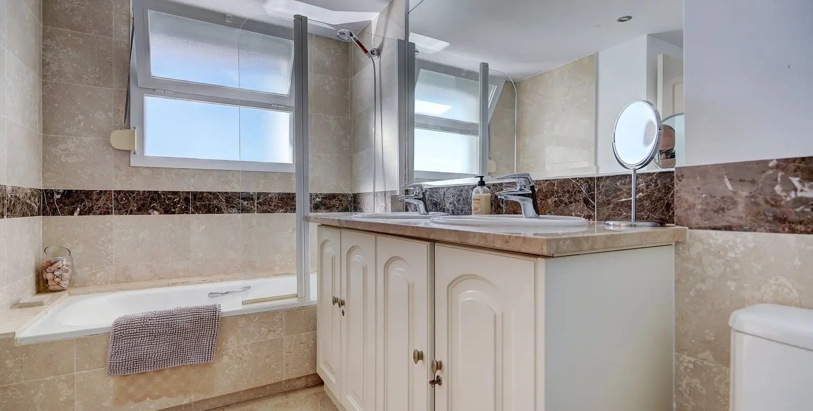 Sale of penthouse in Calahonda 14