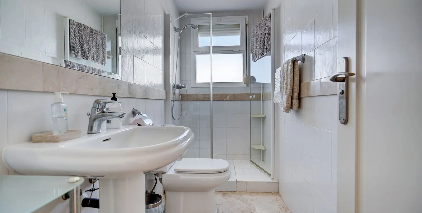 Sale of penthouse in Calahonda 16