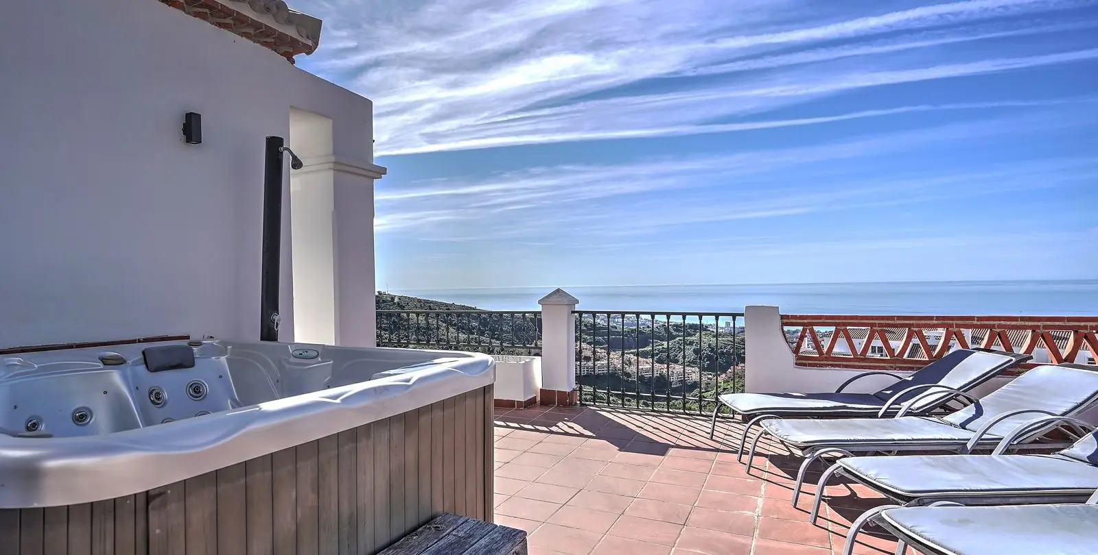 Sale of penthouse in Calahonda 17