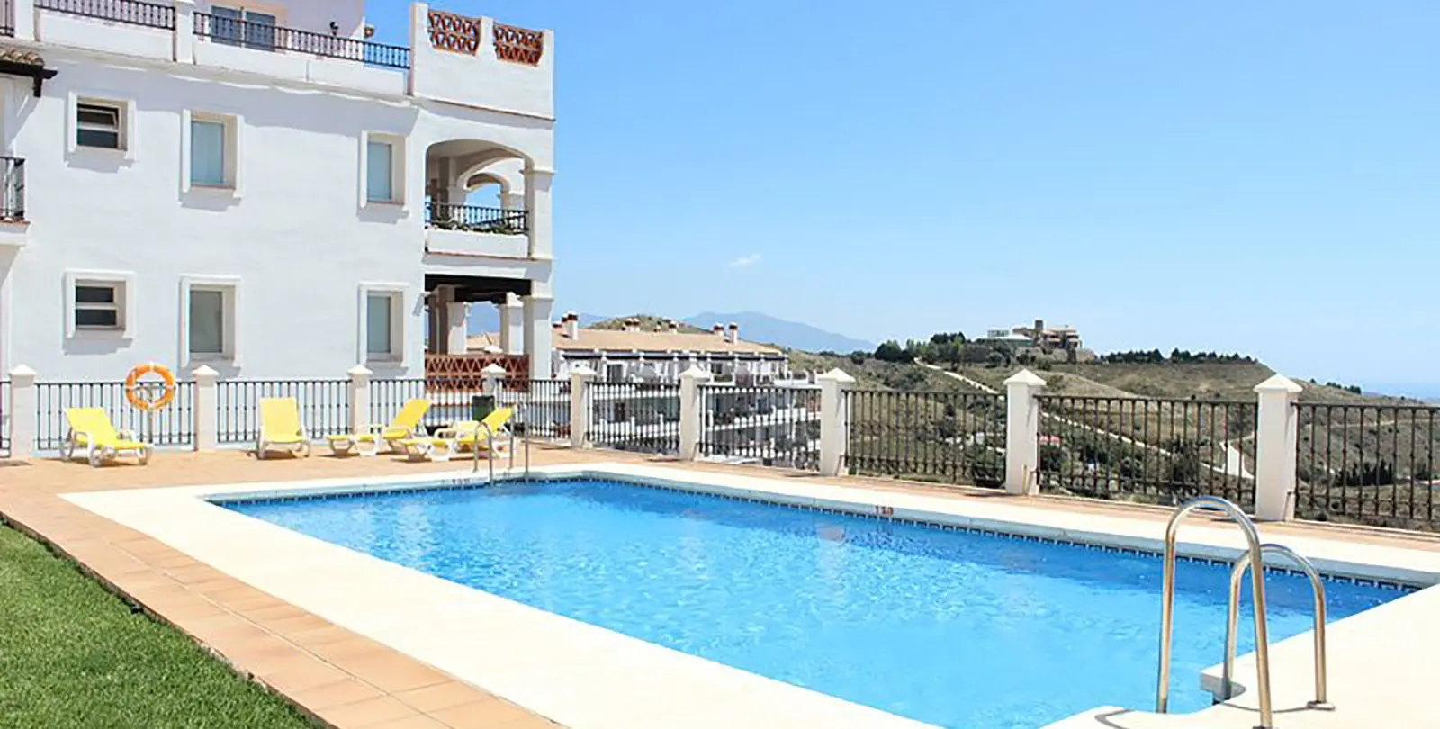 Sale of penthouse in Calahonda 19