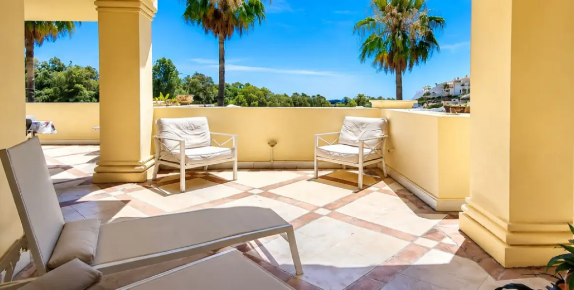 Sale of middle floor apartment in Casares 23
