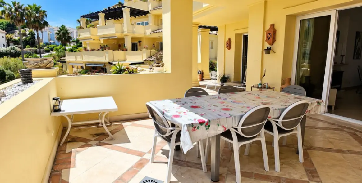 Sale of middle floor apartment in Casares 24
